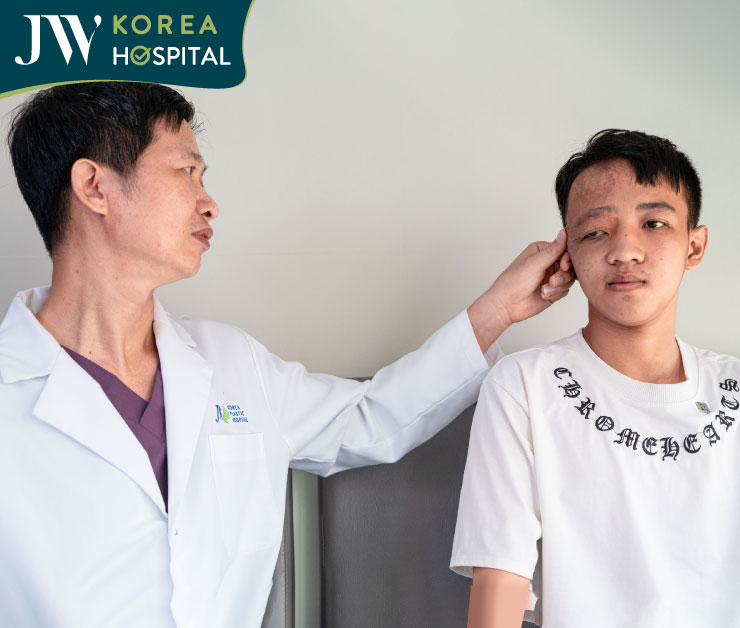 Bác sĩ JW trực tiếp thăm khám cho bệnh nhân mắc di chứng u máu bẩm sinh vùng mặt tại Bệnh viện JW