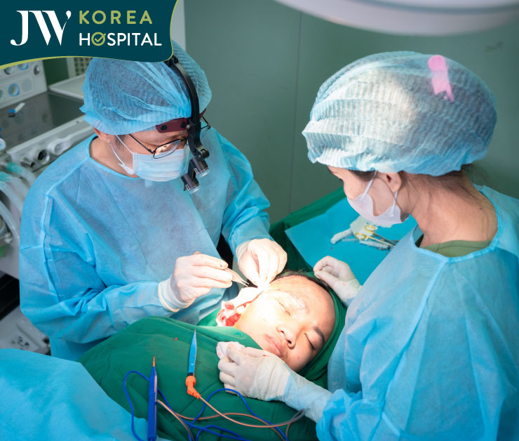 Ê-kíp Bệnh viện JW thực hiện ca phẫu thuật tạo hình phục hồi kéo dài gần 4 giờ cho nam sinh 16 tuổi