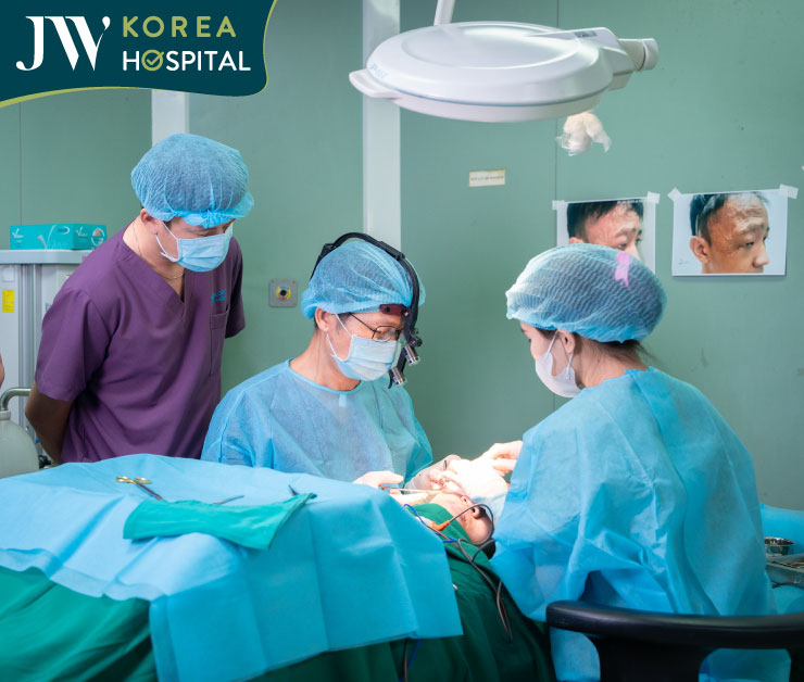 Phẫu thuật căng da trán kết hợp cắt bướu máu giúp giải phóng vùng mắt phải cho bệnh nhân