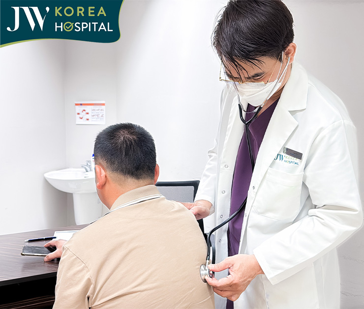 Khách hàng được bác sĩ khoa ngoại tổng hợp trực tiếp thăm khám