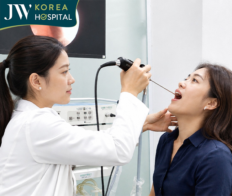 Bác sĩ Khoa Tai Mũi Họng Bệnh viện JW thăm khám cho bệnh nhân bằng thiết bị nội soi hiện đại